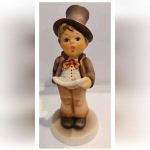Vintage Goebel Hummel Figurine #131 "Street Singer"